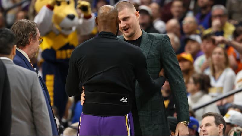 詹姆斯：约基奇是最伟大球员之一，我需要拥抱他表达我的敬意